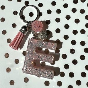 Letter E keychain pink/silver